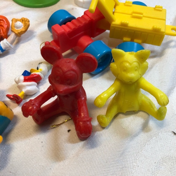 Junk drawer lot of vintage figures, pencil toppers , Strawberry short cake doll - Picture 11 of 12